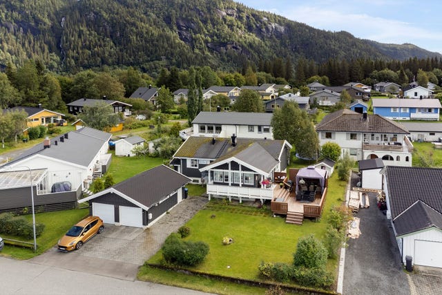 Uteområdet er pent opparbeidet og byr på flere hyggelige uteplasser.
