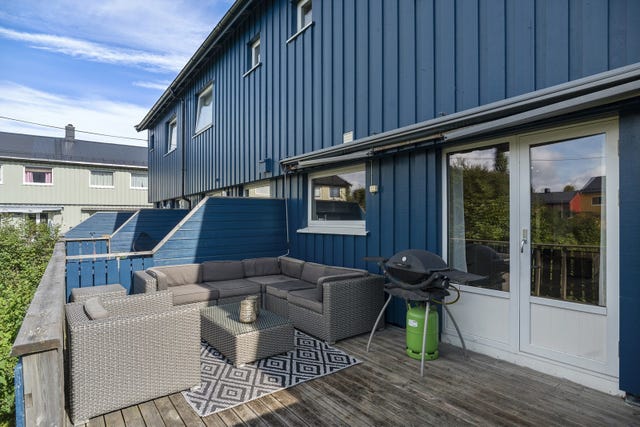 Her ligger godt til rette for hyggelige måltider og sosialt samvær i sommerhalvåret.