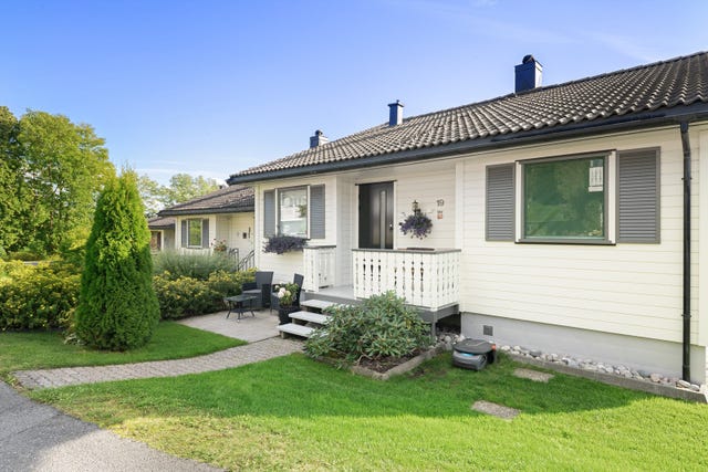 Boligen er oppført i 1982 og går over to innholdsrike plan. Eiendommen har hage og totalt tre uteplasser.