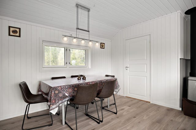 Innvendig standard med gulv av laminat og fliser. Veggene og innvendige tak har trepanel. Malte fyllingsdører.