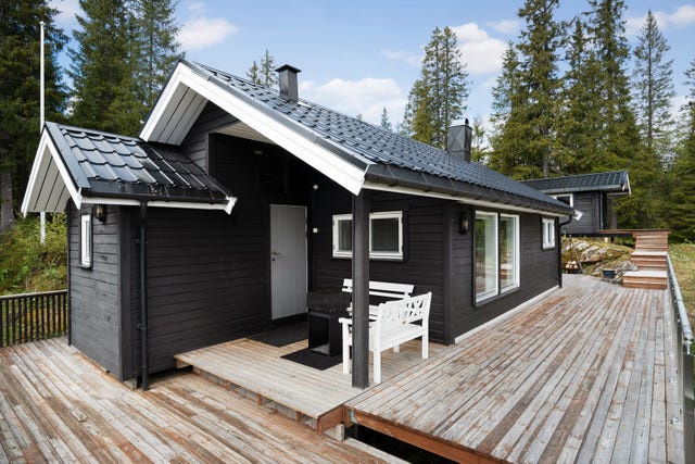 Fritidsboligen er oppført i 1974 og har et bruksareal på 38 m². Hytten inneholder vindfang, bad, stue, kjøkken og soverom.
