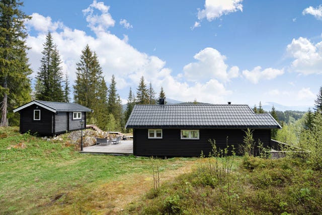 Tomten har et opparbeidet tun mellom hytte, anneks og uthus som gir godt med boltreplass for lek og aktiviteter for hele familien.