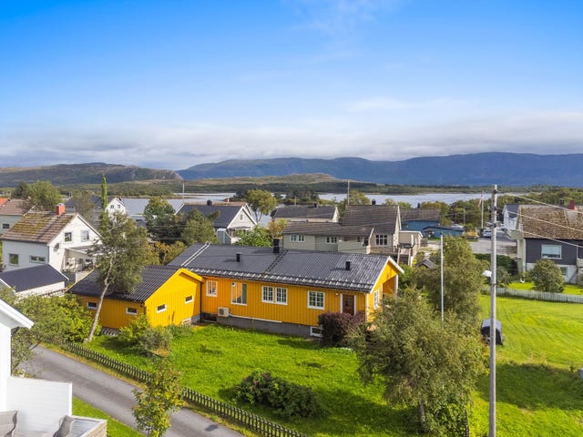 Eiendommen er beliggende i et etablert boligområde med gangavstand til både dagligvarebutikker og skole.