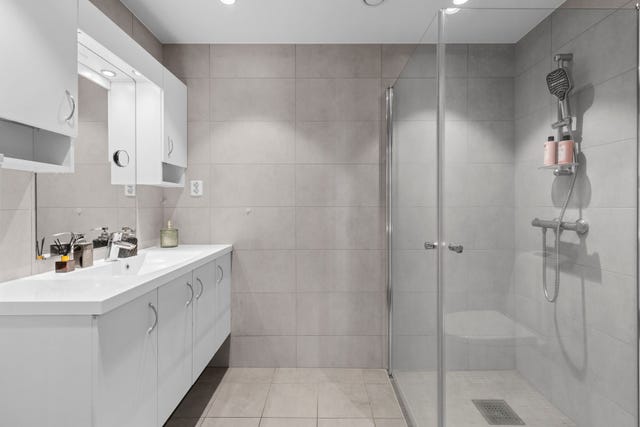 Badet er flislagt på både vegger og gulv.