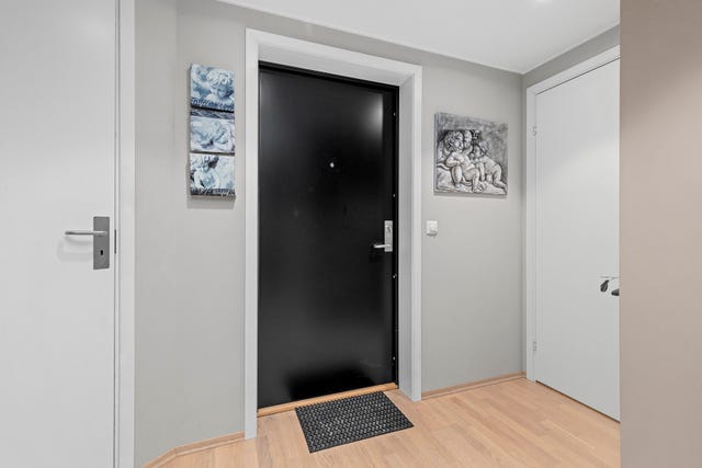 Romslig entré med god plass til garderobe, skohyller og annen praktisk oppbevaring.