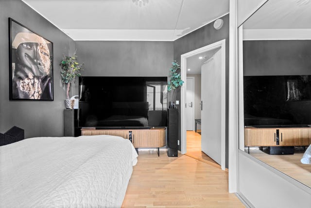 Romslig hovedsoverom med god plass til seng og møblering.