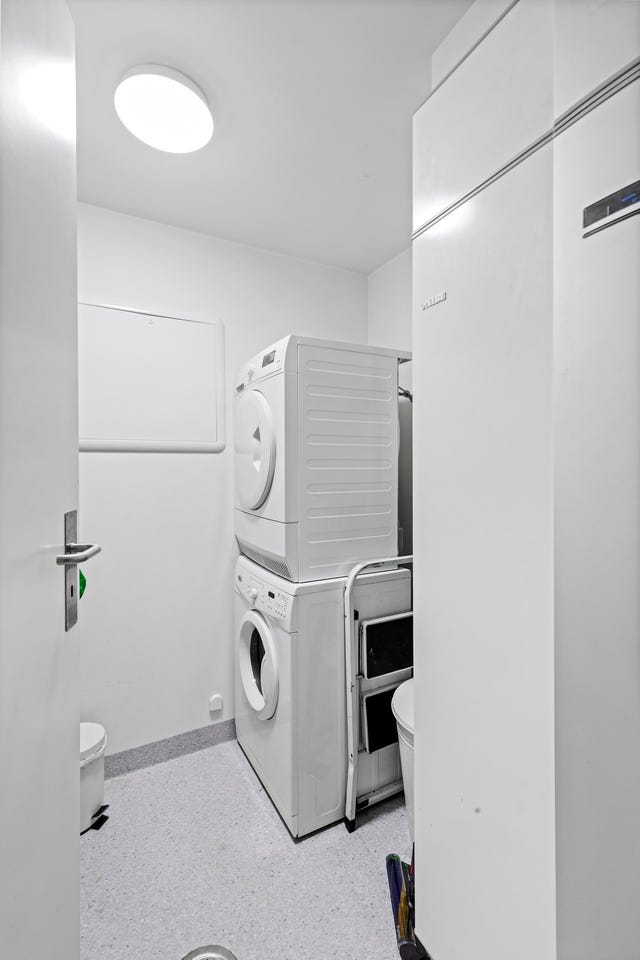 Vaskerommet har opplegg for vaskemaskin, og rommet har avtrekk via balansert ventilasjon.