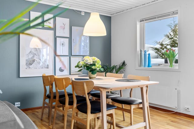 Vedovn står midt i stuen for kalde vinter dager.