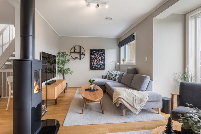 Vedovnen blir et naturlig blikkfang i stuen og skaper en lun og hyggelig ramme rundt oppholdsarealet. Her er det god plass til en romslig so