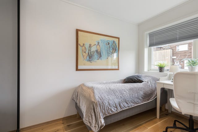 Et lyst og anvendelig soverom med plass til både seng og skrivebord. Godt egnet som barnerom, gjesterom eller en kombinasjon av sove- og arb