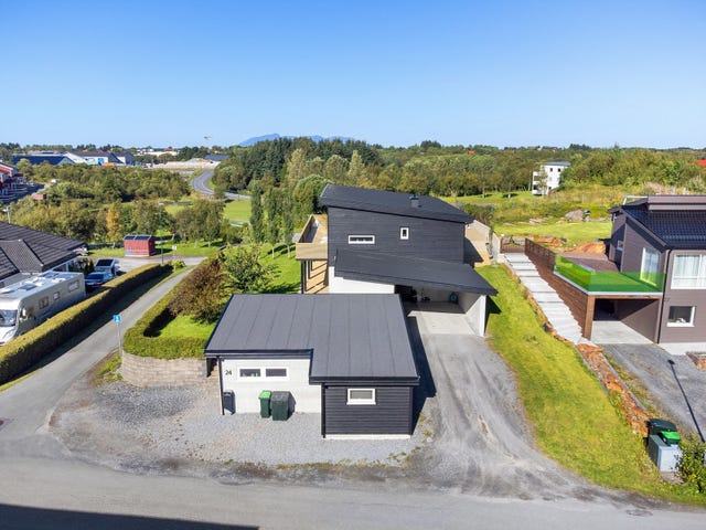 Eiendommen har utendørs garasje med plass til én bil og tilhørende carport.