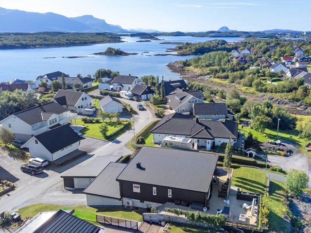 Utsikten fra eiendommen gir panoramisk oversikt over nærliggende områder og sjø.