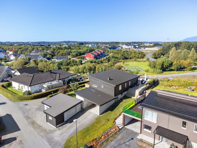 Boligen er del av et etablert nabolag med nærhet til dagligvarehandel og skole.