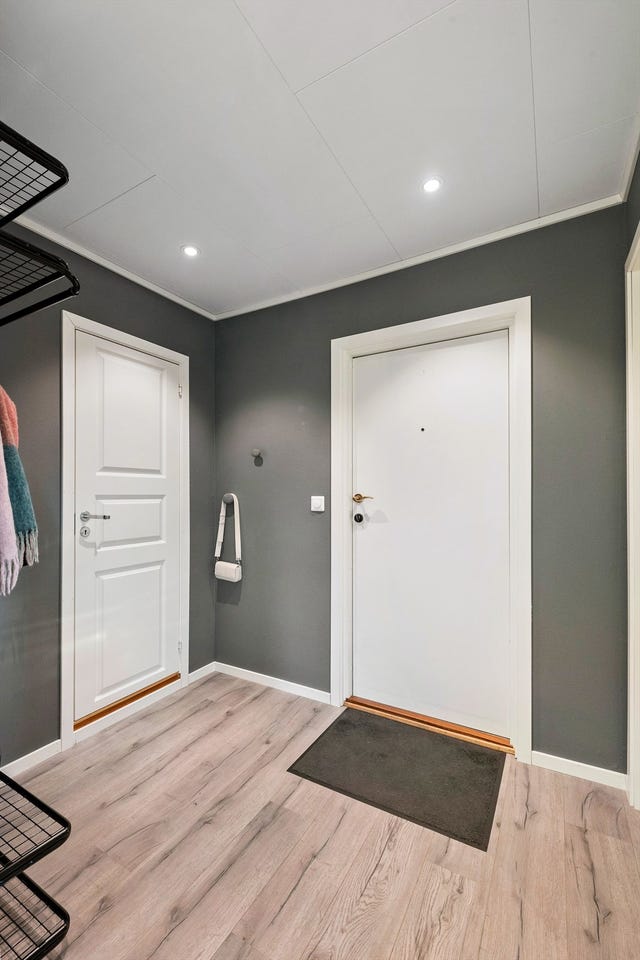 Velkommen inn! Leiligheten sitt BRA-i er på 66 m², og disponerer i tillegg totalt fire boder.