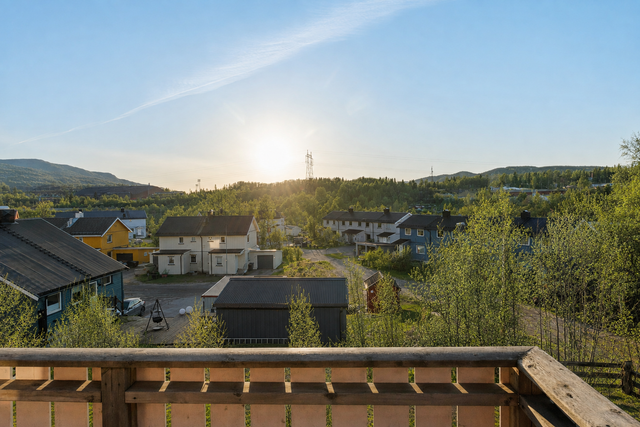 I gangavstand når du blant annet buss, butikk, barneskole, barnehager, Rana sykehus med legevakt og et flott turløypenett i Selforslia. Rett nedenfor eiendommen er en stor og populær lekeplass med grill (Opprinnelig bilde er redigert med AI)
