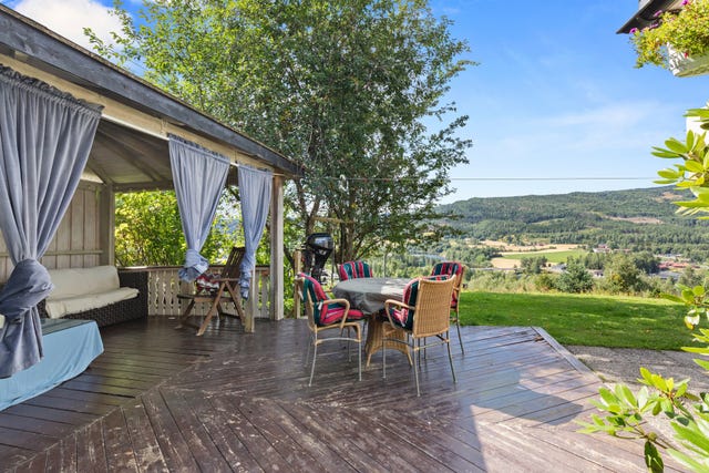 Pergola og romslig platting med vakker utsikt