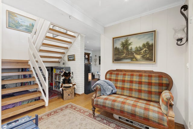 Praktisk og romslig gangparti med plass til møblering og enkel adkomst til boligens ulike rom.
