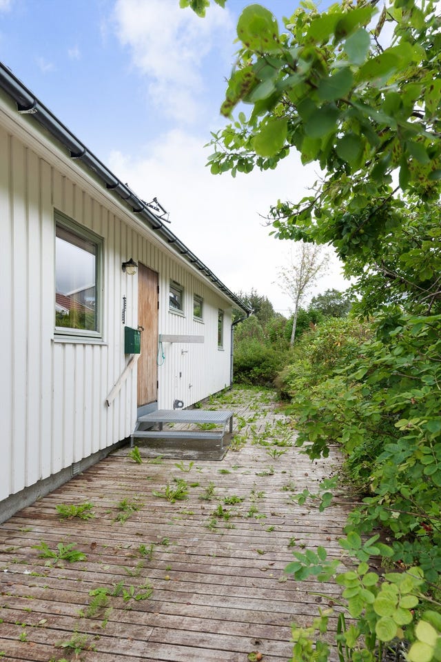 Eiendommen har en fin og frodig beplantning rundt boligen, mens øvrige deler av tomten i hovedsak fremstår som naturtomt.