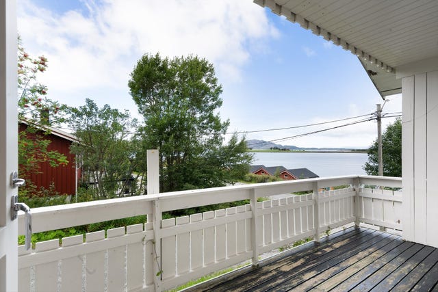 Altanen på 13 m² er vestvendt, oppført i treverk.