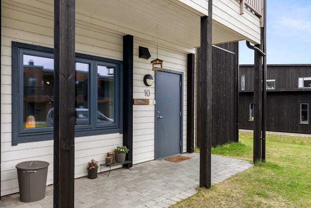 Det innbydende inngangspartiet er brosteinsbelagt og gir et solid førsteinntrykk.