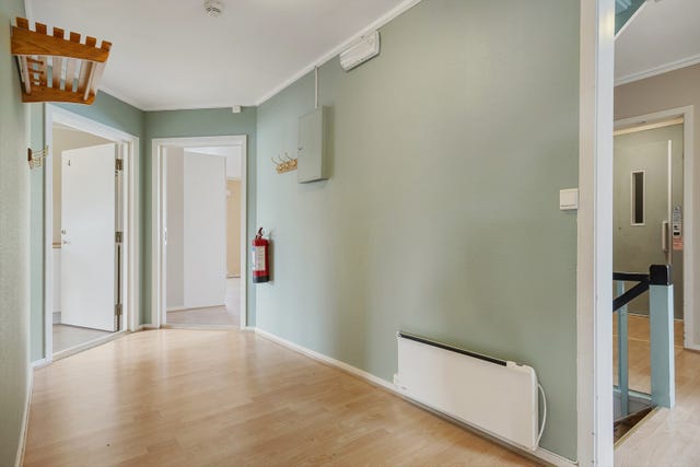 Seksjonen går over 2 plan + loft. I tillegg følger det noe fellesareal i sokkeletasjen