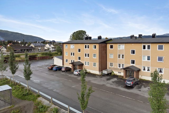 Leiligheten ligger fint til i byggets 2. etasje og byr på en praktisk planløsning med tre soverom, romslige oppholdsrom og balkong med utgang fra stuen.