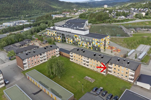 Her har man en romslig og trivelig 4-roms andelsleilighet med attraktiv beliggenhet i Gruben Borettslag.