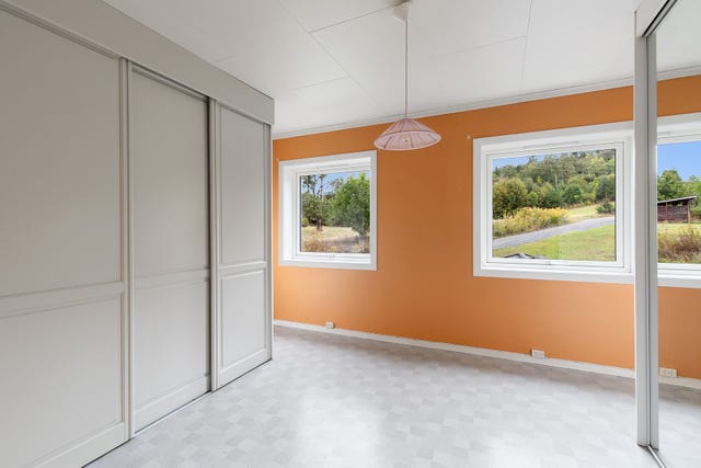 Boligens soverom har fastmontert skyvedørsgarderobe på hver side. Opprinnelig var rommet delt i to og godkjent som to soverom.