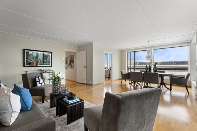 Dette er en stor og delikat 4-roms hjørneleilighet med 2 baderom, vaskerom, 20 kvm innglasset balkong, heis i bygget og garasjeplass med el-bil lader. Foto: Zovenfra AS