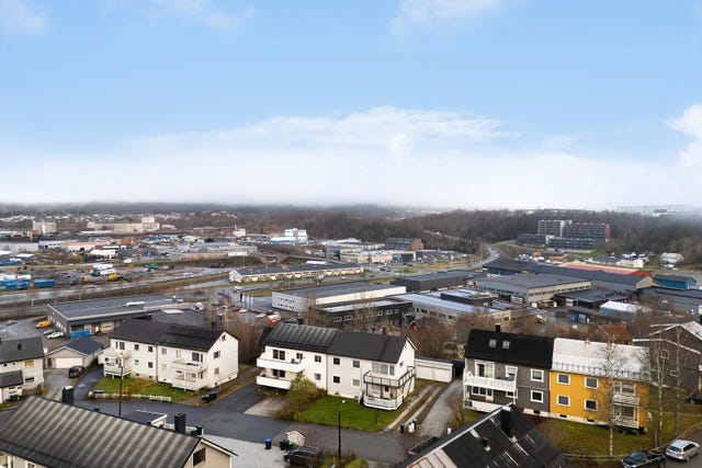 Eiendommen ligger med kort avstand dagligvarebutikk og andre forretninger i Vika. Mo i Rana sentrum som tilbyr ellers ett rikt rekreasjonstilbud samt kjøpesenter, kafè, restauranter, badeland, m.m.