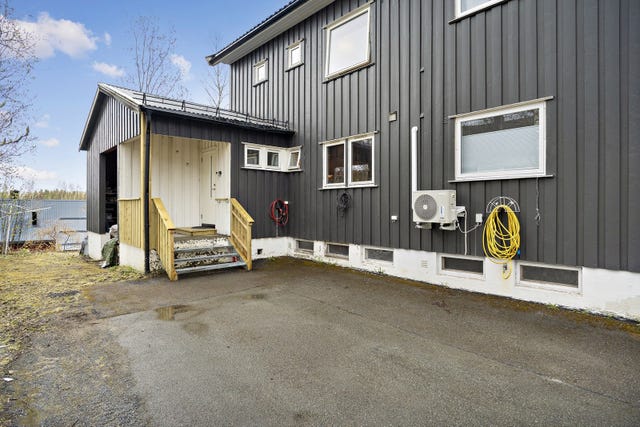 Boligen, som er en del av en flermannsbolig, er den største i borettslaget og har et bruksareal på 199 m² fordelt over fire etasjer.