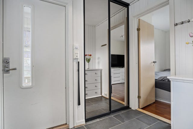 Velkommen inn - Her blir man møtt av en romslig entré med god plass til tøy å sko. Det er også skyvedørsgarderobe i rommet.