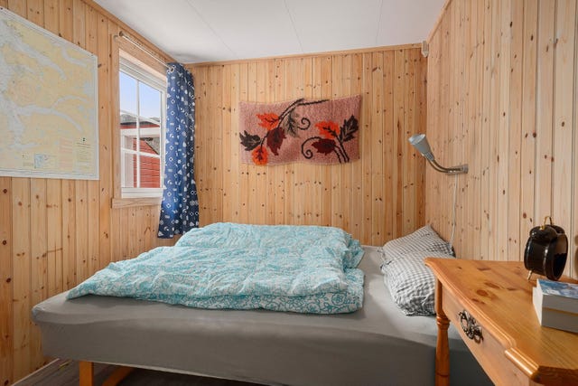 Det er ett soverom i 1.etasje; det er av god størrelse med plass til dobbeltseng og enkel garderobeløsning.