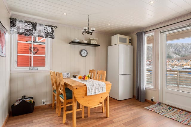 Plass til spisebord hvor man kan sitte og nyte utsikten. Utgang til svært romslig uteplass.