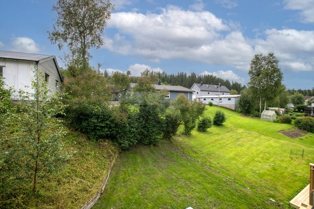 Festet tomt på 495,9m² jfr Eiendomsverdi og takstmann. Tomten er flat med noe
skrånende terreng i bakkant, med opparbeidet hage med diverse beplantning og
busker. Asfaltert innkjørsel.