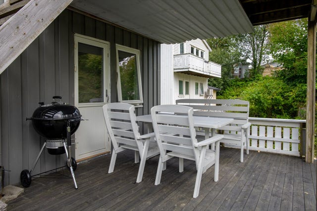 Delvis takoverbygget terrasse på plenside.