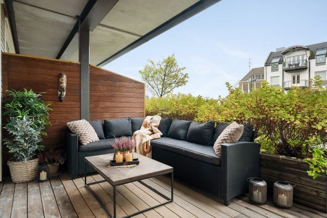 Fra stuen er det utgang til en svært hyggelig terrasse på ca. 12 kvm som fremstår som en naturlig forlengelse av oppholdsrommet i sommerhalvåret.