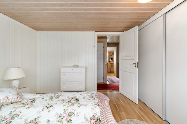 På hovedsoverommet er det satt inn skyvedørsgarderobe