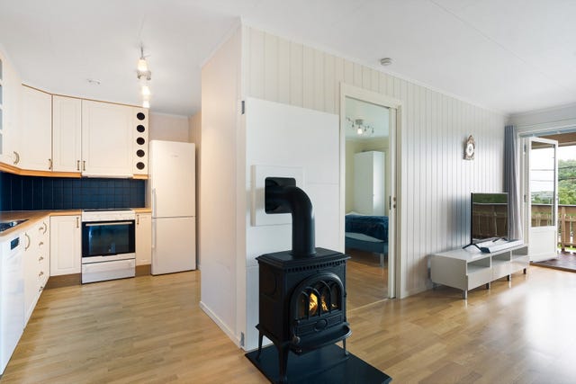 Stue og kjøkken ligger i en åpen og innbydende løsning på ca. 28 m². Kjøkkenet har formpressede, folierte fronter og laminert benkeplate.