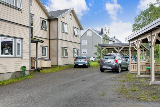 Her bor du med gangavstand til sentrum, bynære fasiliteter og fine rekreasjonsområder.