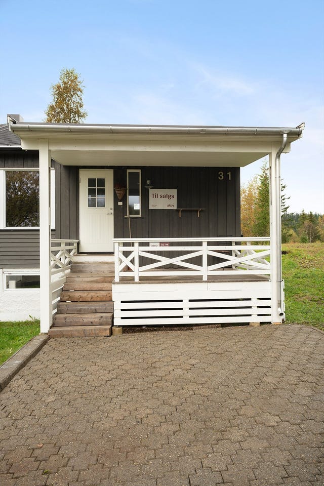 I 2020 ble boligen tilbygget med gang, 2 boder og soverom.