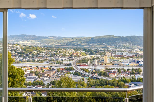Terrasseleilighet med panoramautsikt mot byen og innseilingen