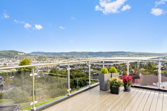 Romslig terrasse med panoramautsikt mot Drammen og innseilingen til byen