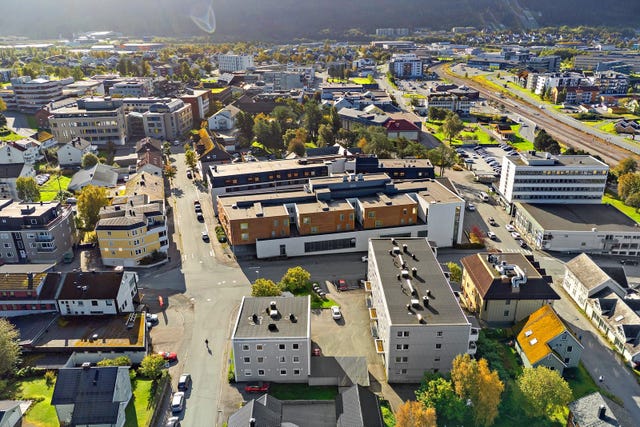 Her ligger alt til rette for en enkel og bekvem hverdag med sentrum og et bredt utvalg av servicetilbud i umiddelbar nærhet.