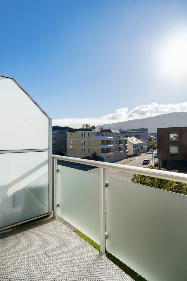 Leiligheten ligger i byggets øverste etasje, noe som gir en lys og luftig atmosfære med utsyn fra stue og balkong mot nærliggende bebyggelse og Mofjellet.