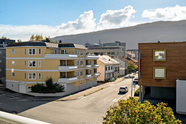 Beliggenheten passer godt for deg som ønsker en urban og praktisk livsstil med kort vei til "alt".  Dette er en adresse som kombinerer sentrumsnær komfort med enkel tilgang til alt Mo i Rana har å by på.