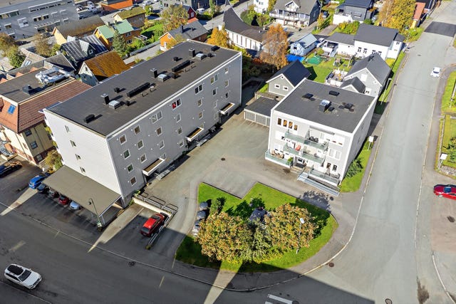 Fjøstomta borettslag består av 31 leiligheter fordelt over to bygg. Ryddig og pent opparbeidet tomt med plenarealer, prydbusker og asfaltert innkjørsel/gårdsplass. Det er også etablert en koselig markterrasse i hagen med leskjermer.