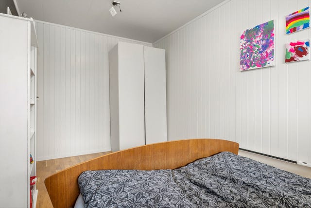 Rommet er romslig med plass til garderobeskap