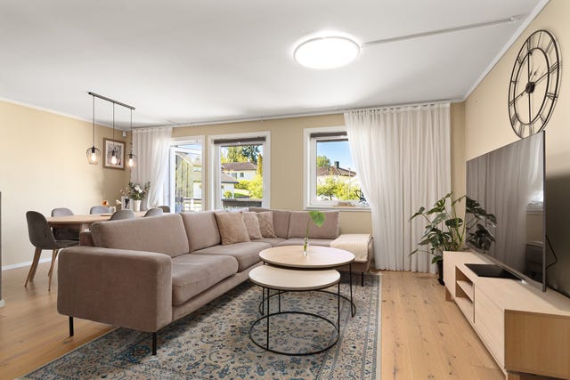 Stuen har god plass til både sofagruppe og spisestue.