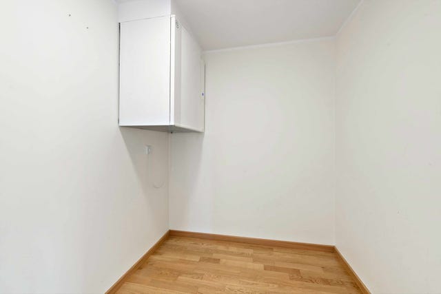 Inne i leiligheten er det en bod på 3 m2 i tillegg til at det følger med en bod i 1. etasje på cirka 5 m2.